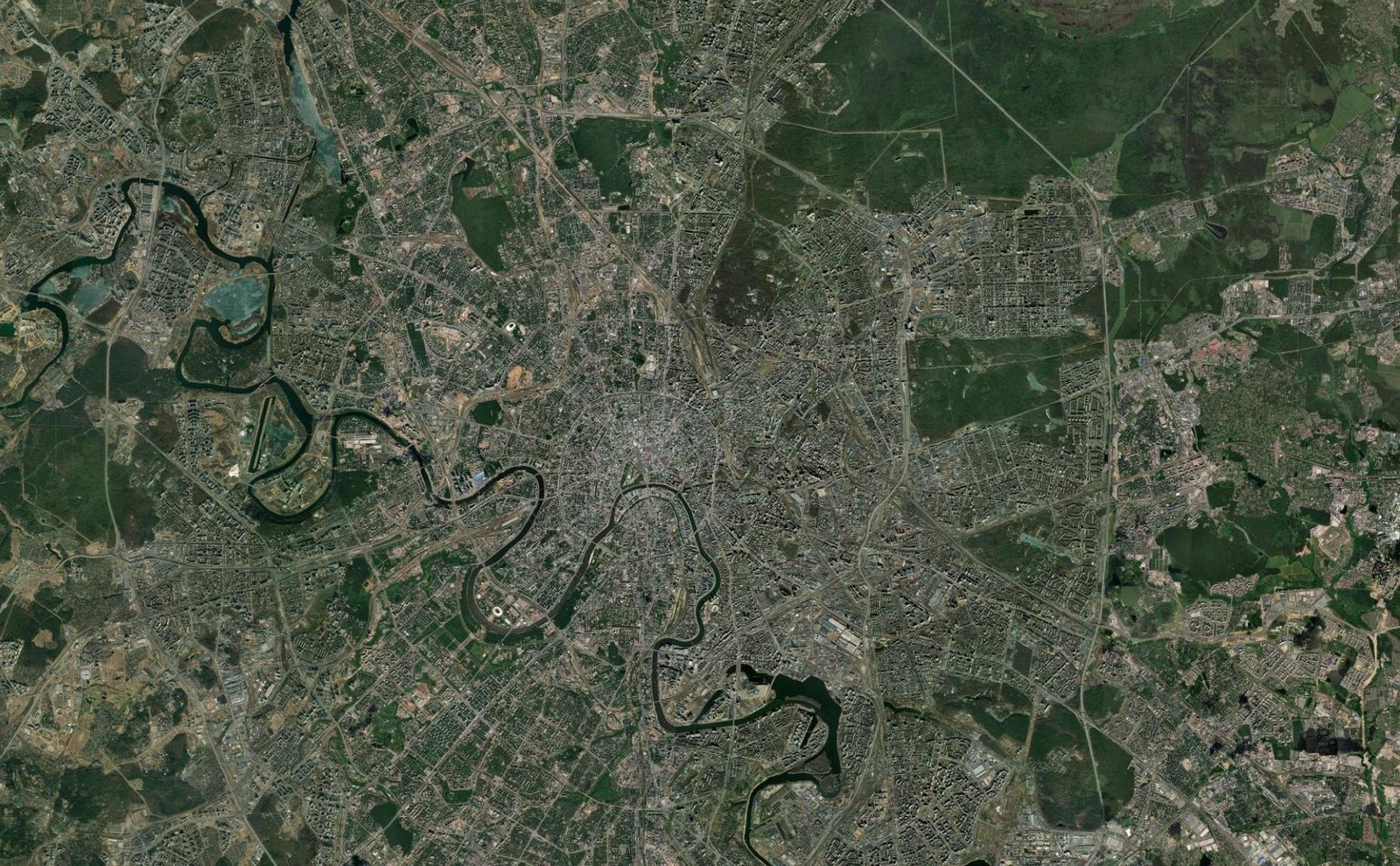 Imagen satelital de Moscú y su entorno, con el río Moscova trazando meandros entre la ciudad y las zonas boscosas