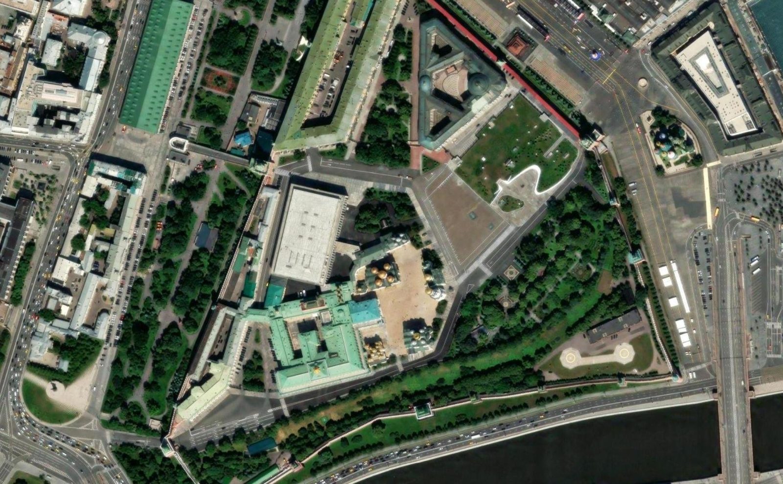 Imagen satelital del Kremlin de Moscú: edificios, catedrales y plazas rodeados por avenidas y por el río