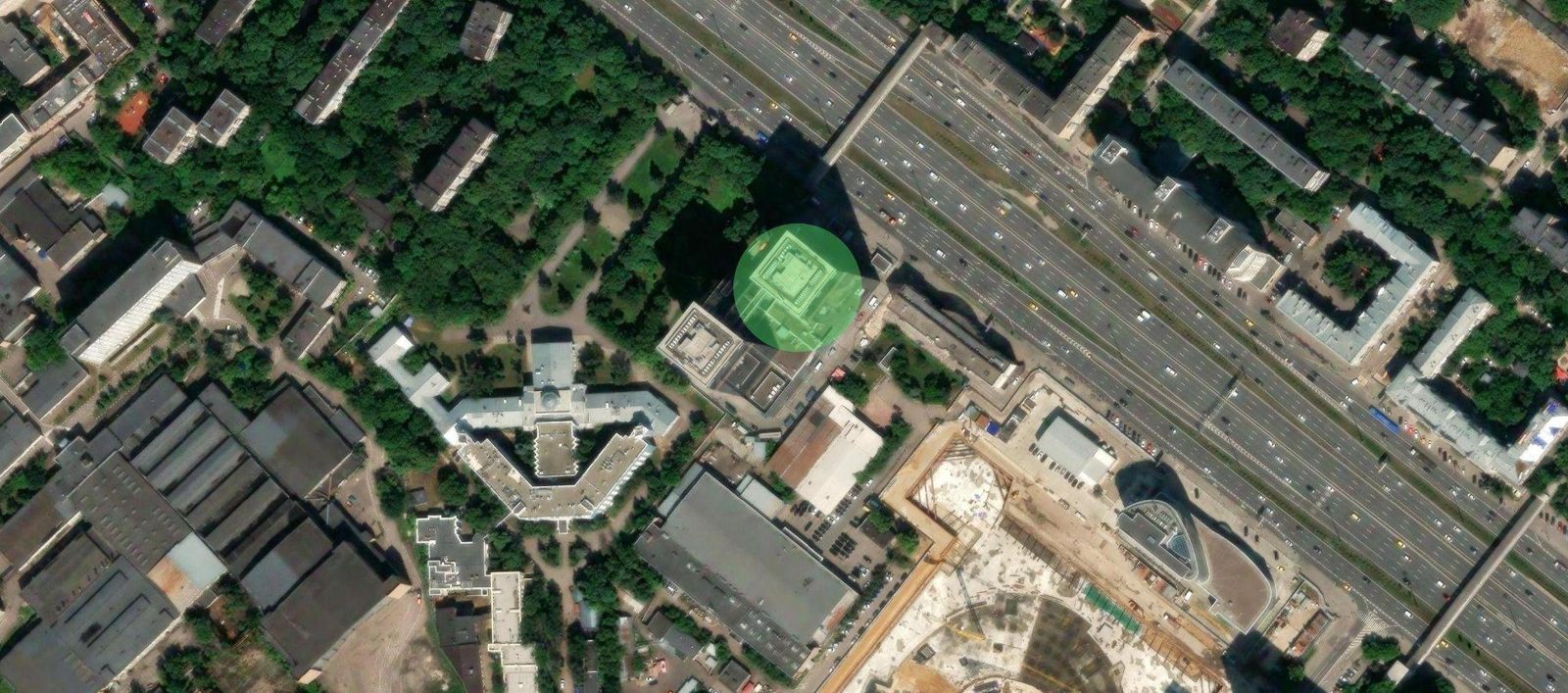 Imagen satelital de la zona de Moscú donde se encuentra la sede de VK, con un círculo verde marcando el edificio